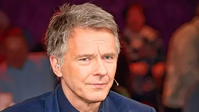 Für Jörg Pilawas Tochter Emmy heißt es künftig: „Bühne frei!“ und „Kamera läuft!“. Er muss sie ziehen lassen... - Foto: IMAGO / STAR-MEDIA
