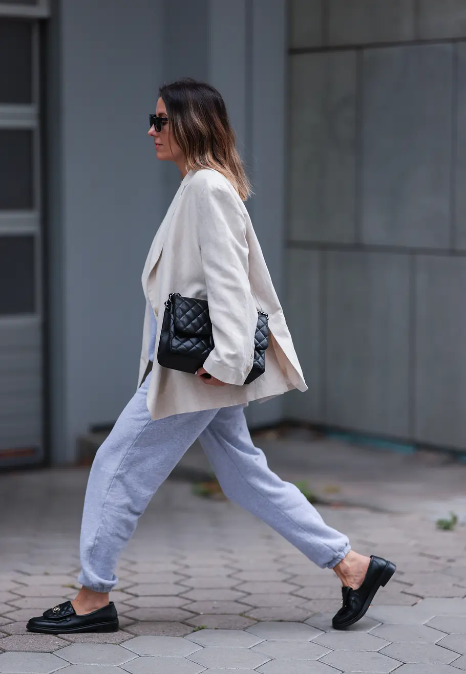Jogginghose und Loafer kombinieren. Jogginghose und Loafer kombinieren.