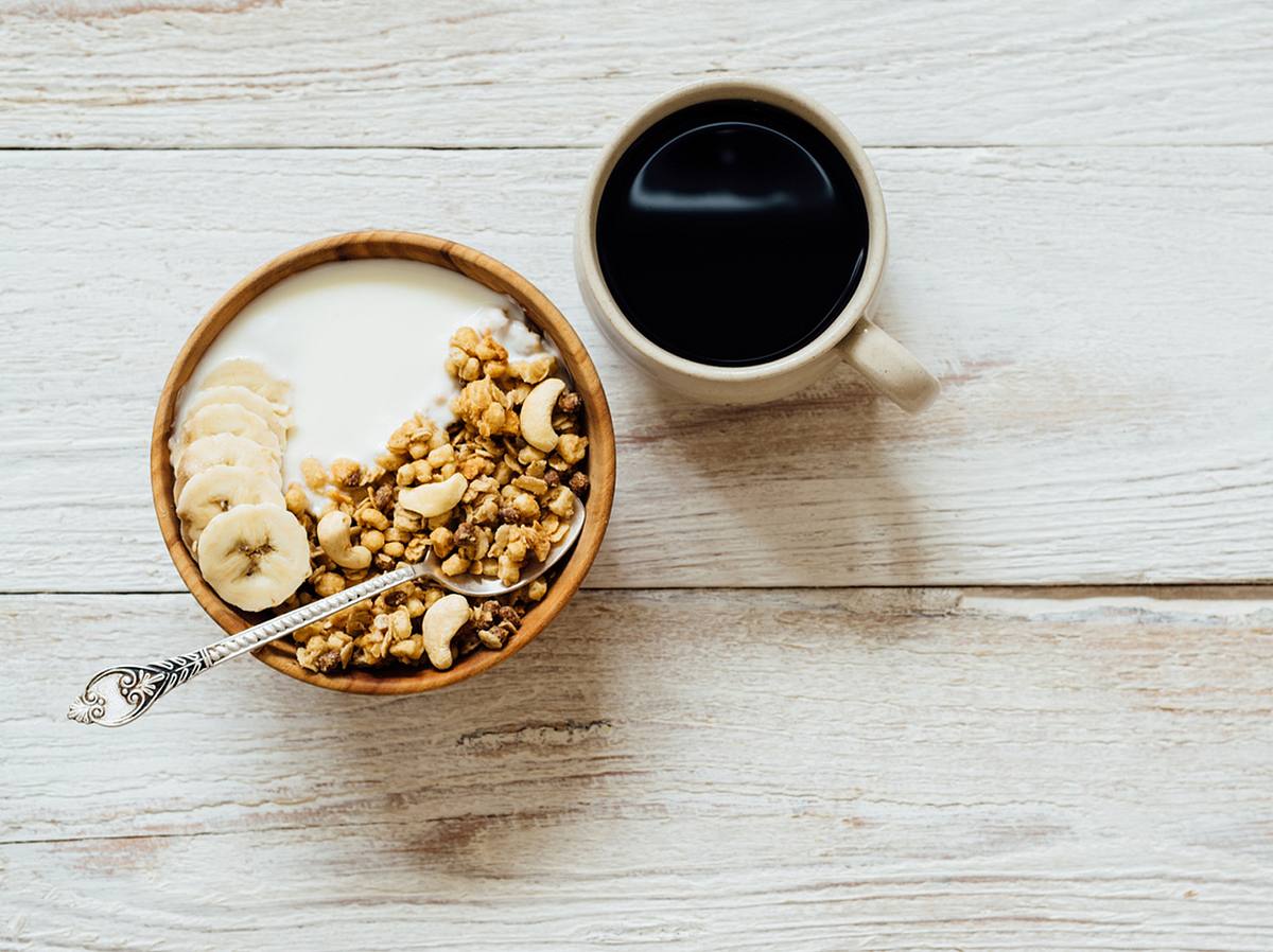 Mit dem Bananenmüsli und Joghurt startet man gesättigt in den Tag.