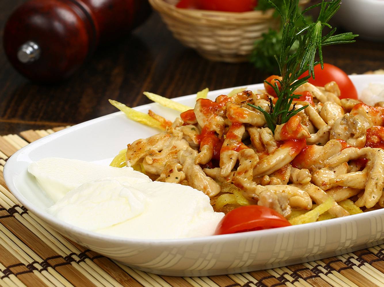 Zur leichten Hähnchenpfanne passt der Joghurt-Dip ideal. Zur leichten Hähnchenpfanne passt der Joghurt-Dip ideal.
