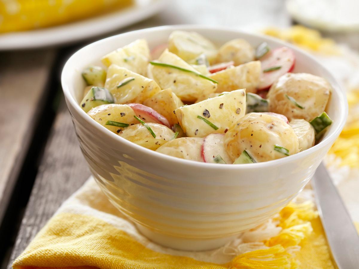 Mit Joghurt kann man beim Kartoffelsalat Kalorien sparen.