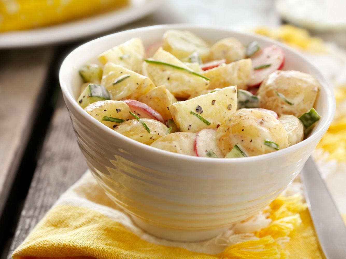 Mit Joghurt kann man beim Kartoffelsalat Kalorien sparen. Mit Joghurt kann man beim Kartoffelsalat Kalorien sparen.