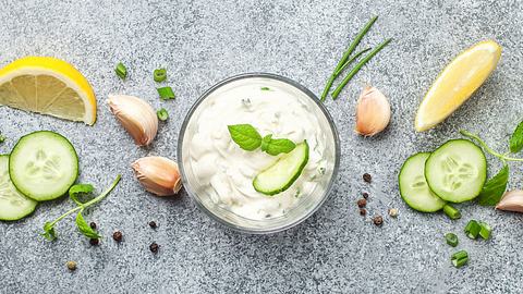 Unser Joghurt-Dip ist der Hit auf jeder Grillparty. - Foto: iStock/MurzikNata