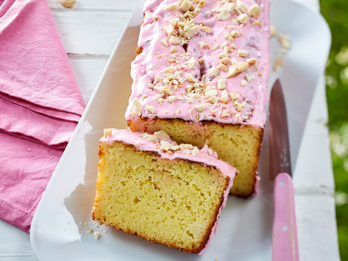 Joghurt-Mandelkuchen aus Kastenform: Rezept mit rosa Eischnee