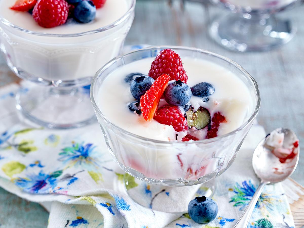 Joghurt-Pudding mit Beeren: Das Low Carb Dessert Rezept