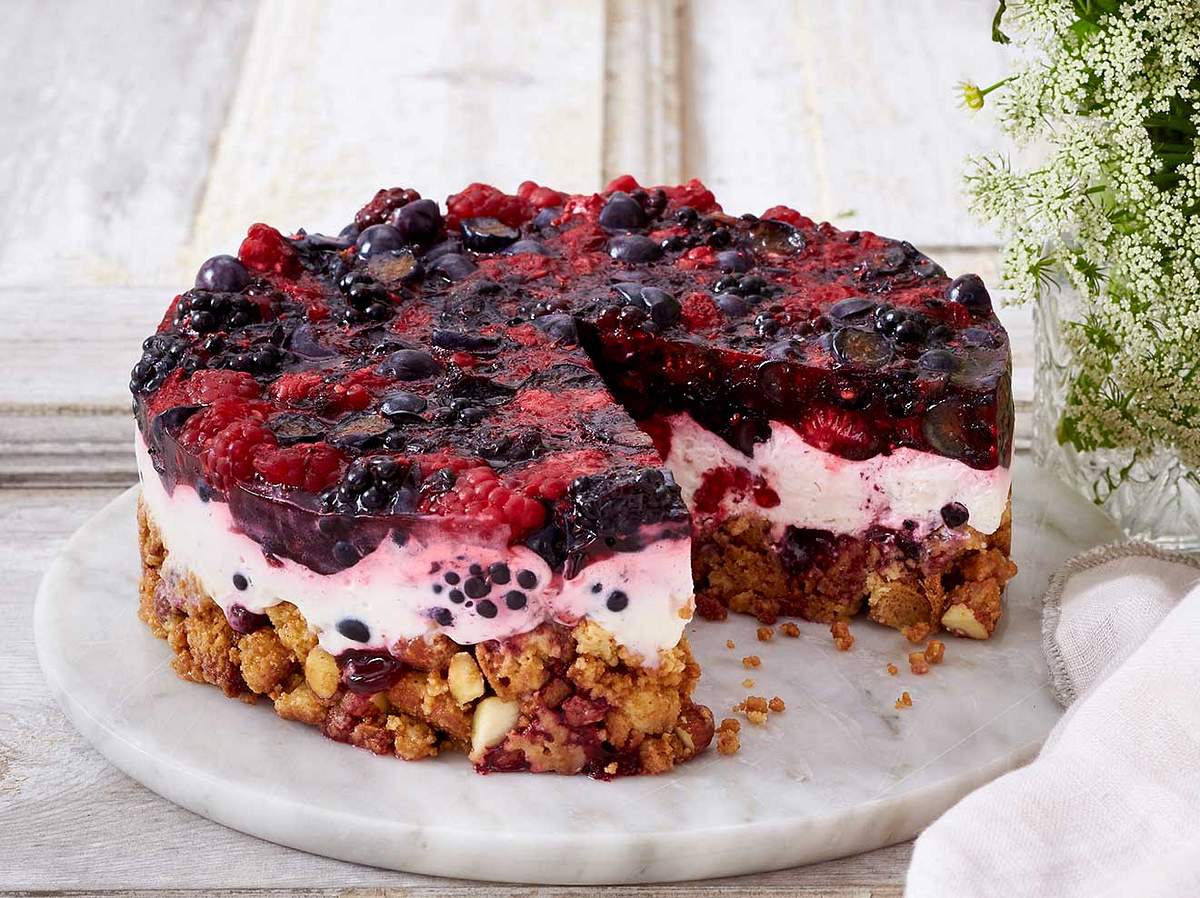 Joghurtkuchen: Rezept für Beeren-Mandel-Torte