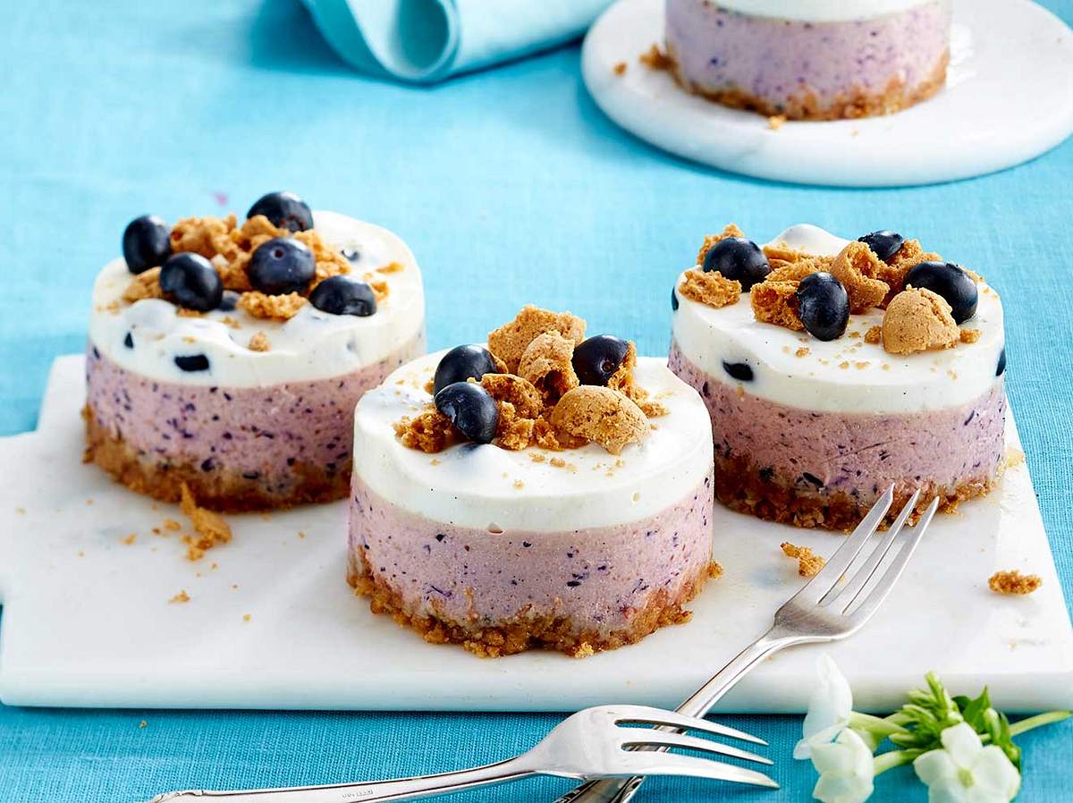 Joghurtkuchen: Rezept für Blaubeer-Cheesecake-Törtchen