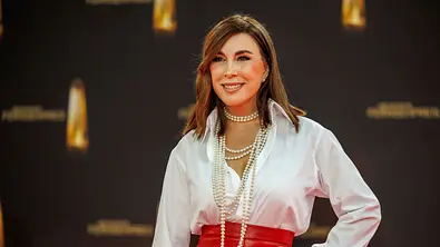 Judith Williams mit weißer Bluse und Perlenkette - Foto: ddp