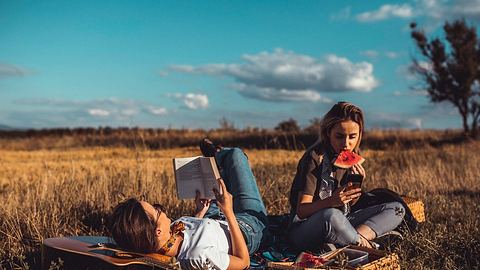 Wir stellen fesselnde Jugendbücher für Mädchen vor - Foto: iStock/domoyega