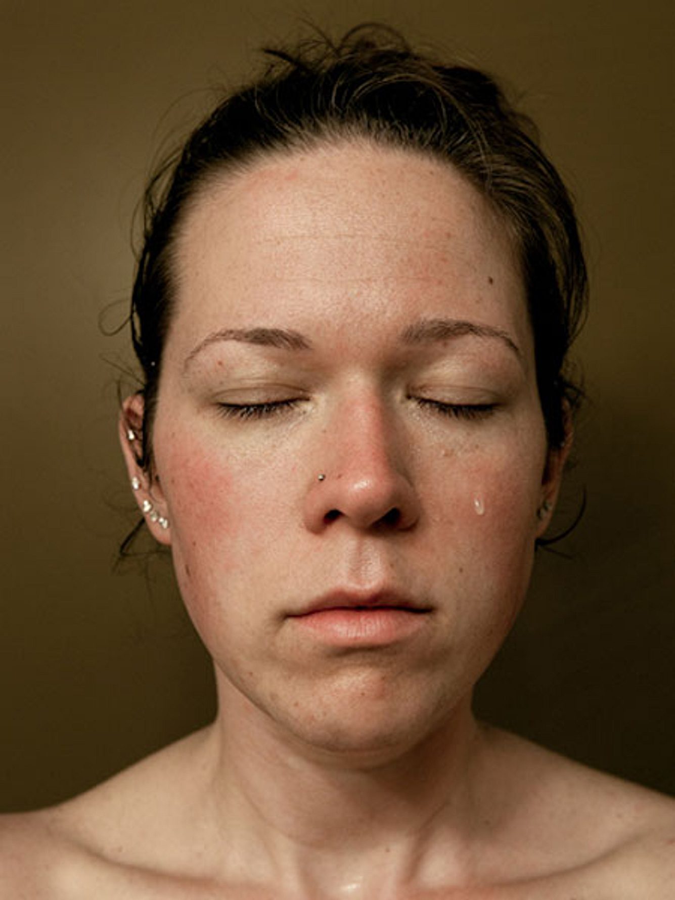 Mit ihren Fotos zeigt Fotografin Julia Kozerski ganz offen und ehrlich, wie es für sie war, so viel Gewicht zu verlieren. julia kozerski fotoprojekt half wenn eine frau viel abnimmt