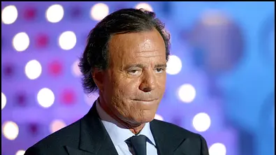 Julio Iglesias im Anzug - Foto: IMAGO / Bestimage