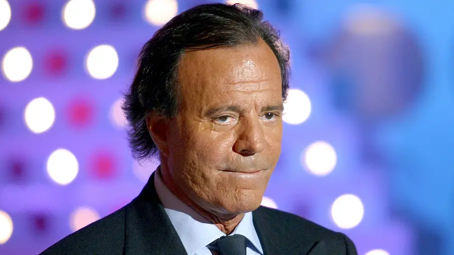 Julio Iglesias Julio Iglesias im Anzug