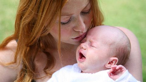 Das Leben mit Baby ist für Mutter und Vater eine Herausforderung. Was hilft, den Aufgaben als Eltern entspannt gerecht zu werden. - Foto: iStock
