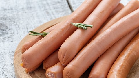 Kleinkind (2) erstickt an Wurst – Herta vor Gericht! - Foto: iStock/Dmitrii Ivanov/Symbolbild