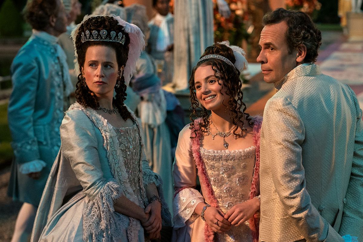 Violet Ledger und Eltern Katie Brayben als Vivian Ledger (links), Connie Jenkins-Greig als Young Violet Ledger und Keir Charles als Lord Ledger in Queen Charlotte: Eine Bridgerton Geschichte.