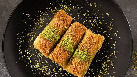 Türkische Süßspeisen musst du nicht kaufen, du kannst sie ganz leicht selber machen. - Foto: iStock/fatihhoca