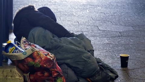 Bei Minusgraden sind Menschen auf der Straße besonders gefährdet. - Foto: IMAGO / Hans Lucas