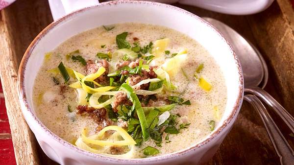 Käse-Lauch-Suppe mit Hackfleisch - dank dieses Rezepts kannst du richtig schlemmen! - Foto: Food & Foto Experts