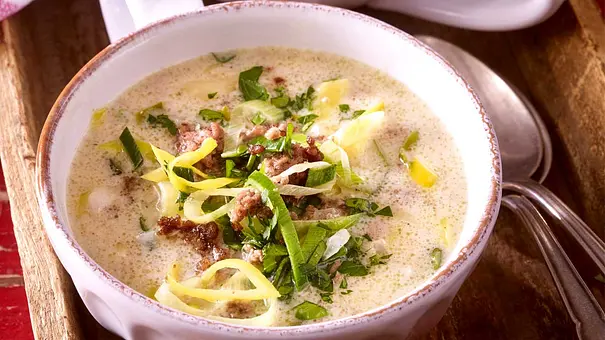 Käse-Lauch-Suppe mit Hackfleisch - dank dieses Rezepts kannst du richtig schlemmen! - Foto: Bauer Media Group