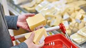 Käse-Preis-Hammer im Supermarkt: Darauf musst du dich jetzt einstellen! - Foto: sergeyryzhov/iStock (Symbolbild)