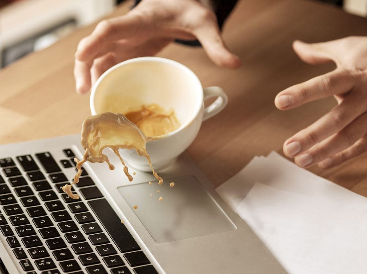 Kaffee auf Laptop: Wie rette ich mein Notebook vorm Wasser-Schaden?