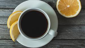 Kaffee mit Zitrone ist ein gutes Hausmittel zum Abnehmen, gegen Kopfschmerzen und für eine straffe Haut. - Foto: iStock/ Nadya So