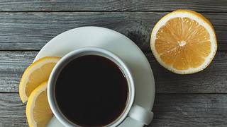 Kaffee mit Zitrone ist ein gutes Hausmittel zum Abnehmen, gegen Kopfschmerzen und für eine straffe Haut. - Foto: iStock/ Nadya So