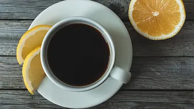Kaffee mit Zitrone ist ein gutes Hausmittel zum Abnehmen, gegen Kopfschmerzen und für eine straffe Haut. - Foto: iStock/ Nadya So