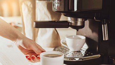 Kaffeemaschine entkalken- Mit diesen Küchentricks klappt die Reinigung - Foto: nata_zhekova/iStock