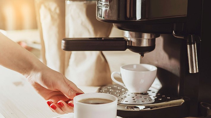 Kaffeemaschine entkalken- Mit diesen Küchentricks klappt die Reinigung - Foto: nata_zhekova/iStock