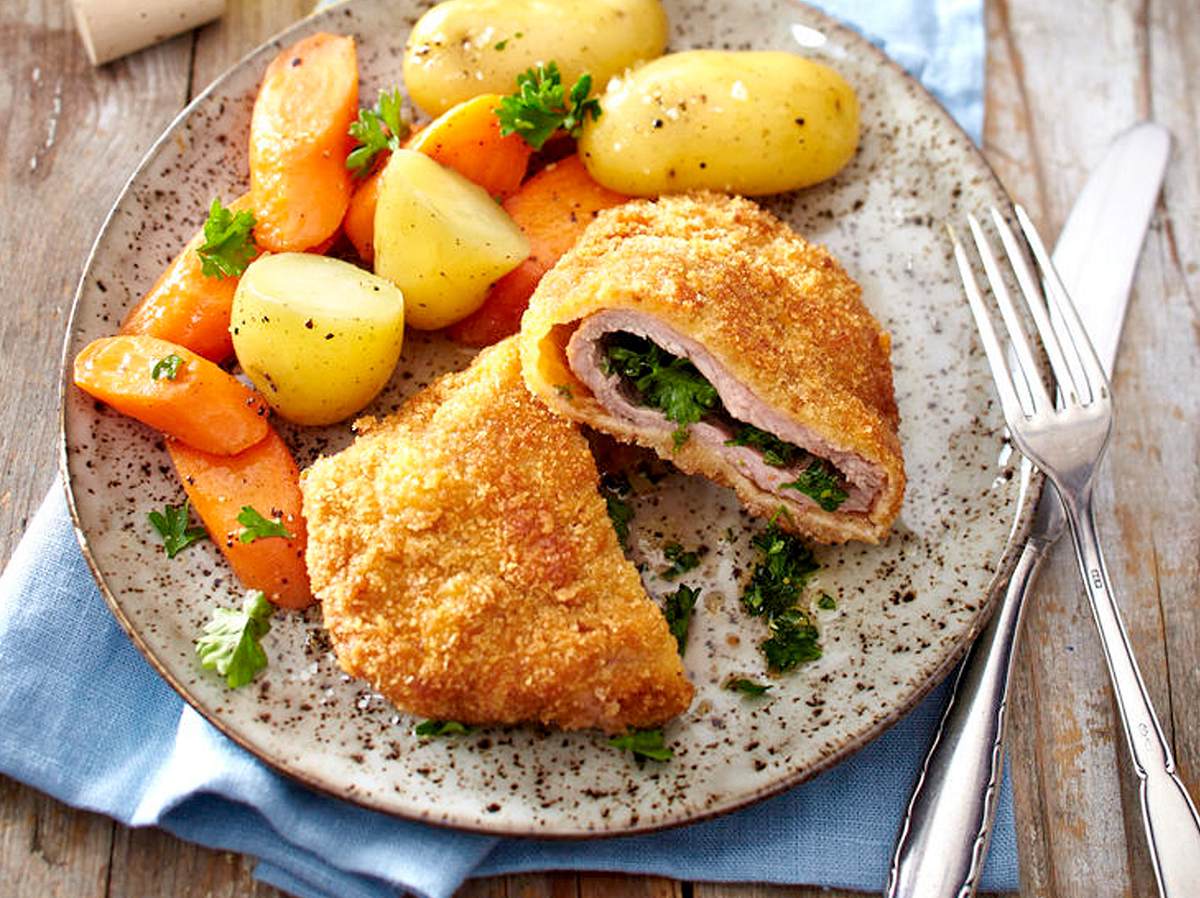 Das Kalbsschnitzel wird mit Kräuterbutter gefüllt - lecker!