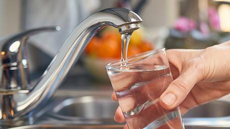 Ist kalkhaltiges Wasser schädlich? Wir klären auf. - Foto: iStock/sonsam