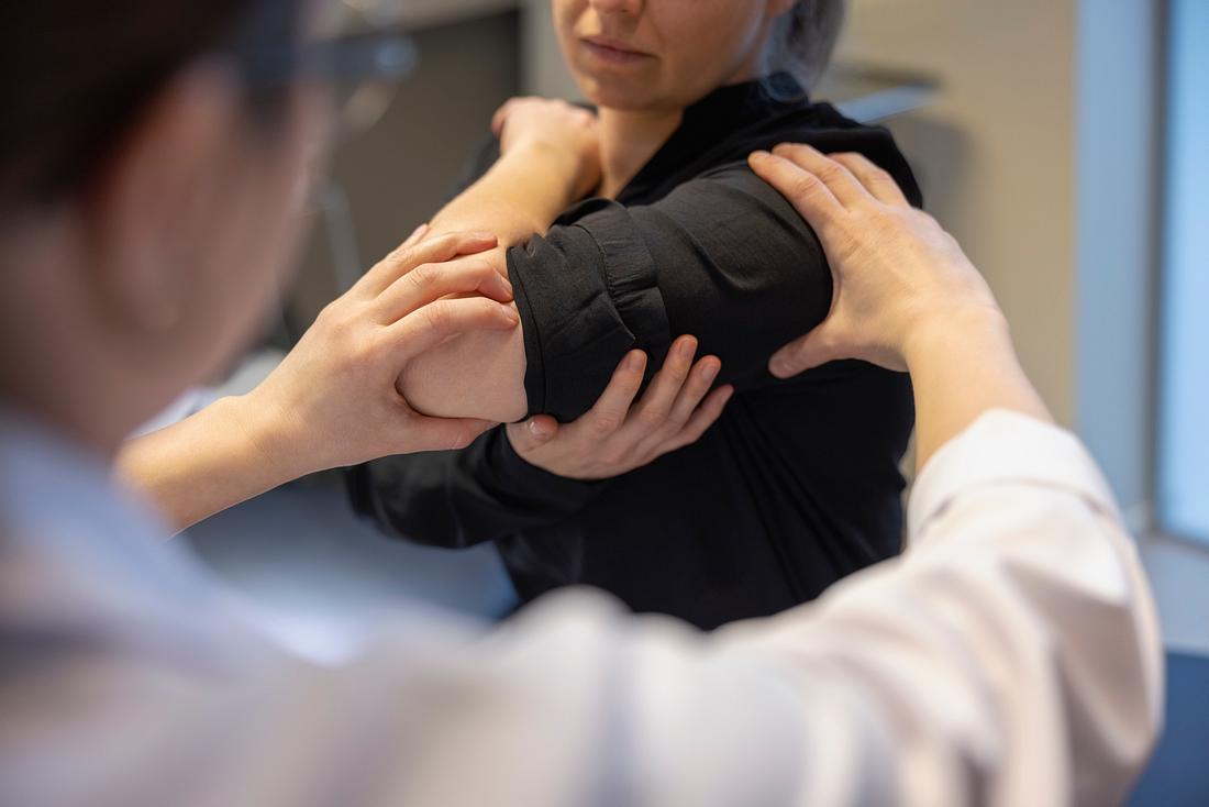 Die Schmerzen einer Kalkschulter machen es schwierig, den Arm zu heben. (Symbolbild) Die Schmerzen einer Kalkschulter machen es schwierig, den Arm zu heben. (Symbolbild)