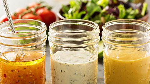 Salatdressing kann zur Kalorienfalle werden. - Foto: iStock/VeselovaElena