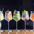 5 Cocktail-Gläser mit verschiedenem Obst und Gurke - Foto: MarianVejcik/iStock