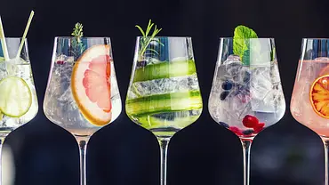 5 Cocktail-Gläser mit verschiedenem Obst und Gurke - Foto: MarianVejcik/iStock 5 Cocktail-Gläser mit verschiedenem Obst und Gurke - Foto: MarianVejcik/iStock