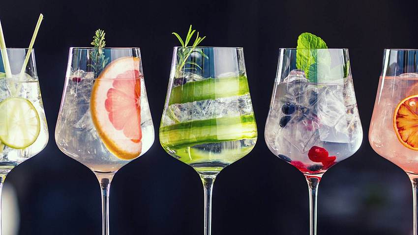 5 Cocktail-Gläser mit verschiedenem Obst und Gurke - Foto: MarianVejcik/iStock