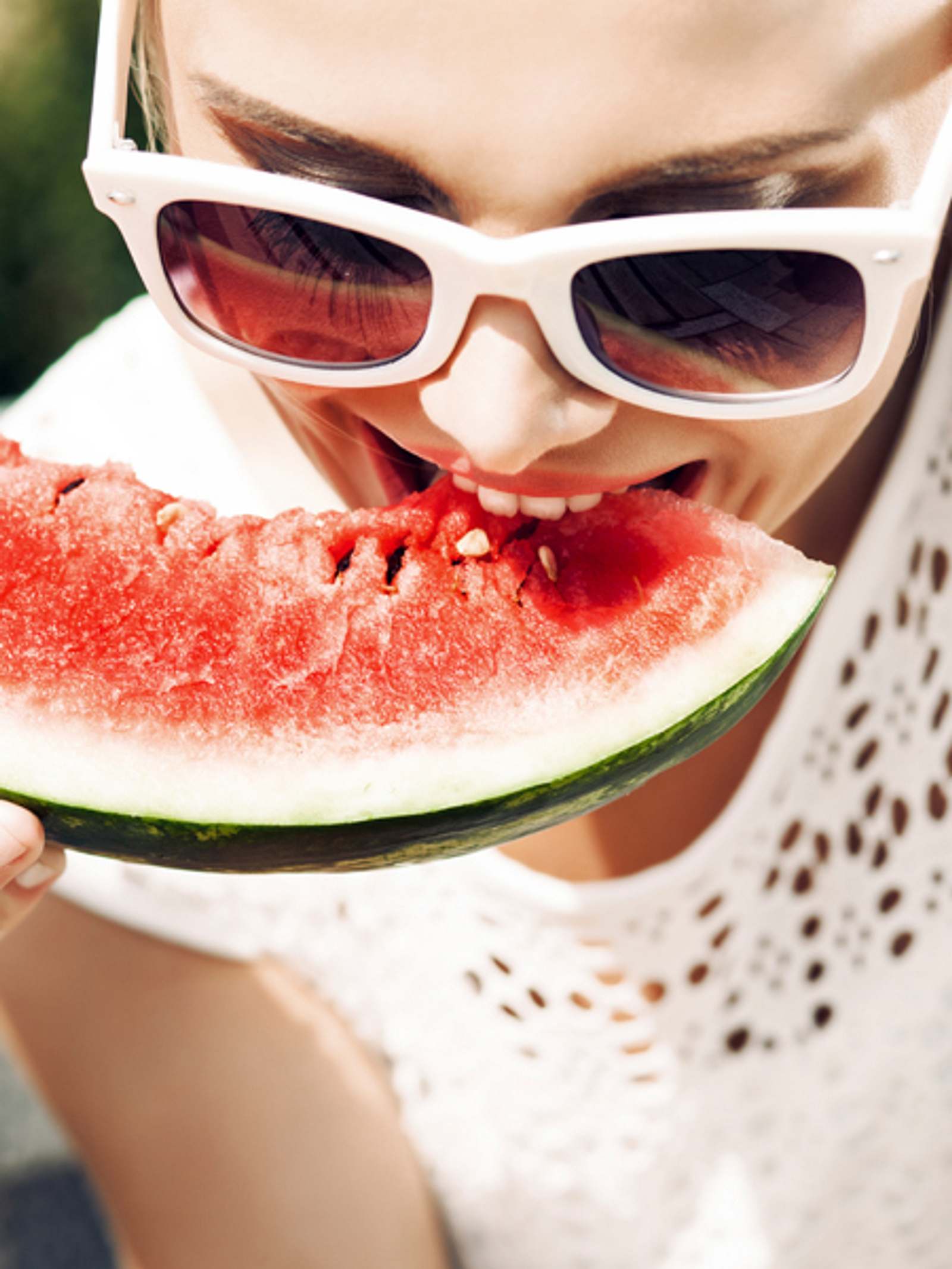 Eating watermelon. Блондинка с арбузом. Девушка ест Арбуз. Девушка с арбузом. Человек ест Арбуз.