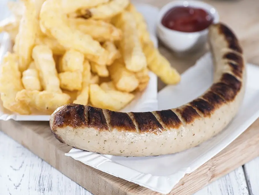 kalorienfallen auf dem weihnachtsmarkt pommes mit bratwurst