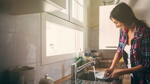 So hoch ist der Kalorienverbrauch bei der Hausarbeit - Foto: iStock