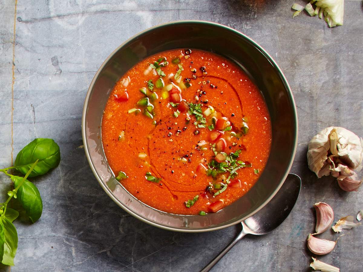 Tomaten Gazpacho ist eine leckere Gemüsesuppe für heiße Tage.