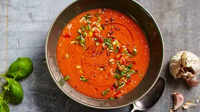 Tomaten Gazpacho ist eine leckere Gemüsesuppe für heiße Tage. - Foto: Bauer Media Group