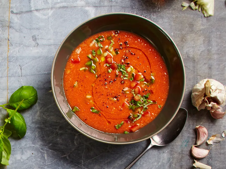 Tomaten Gazpacho ist eine leckere Gemüsesuppe für heiße Tage.