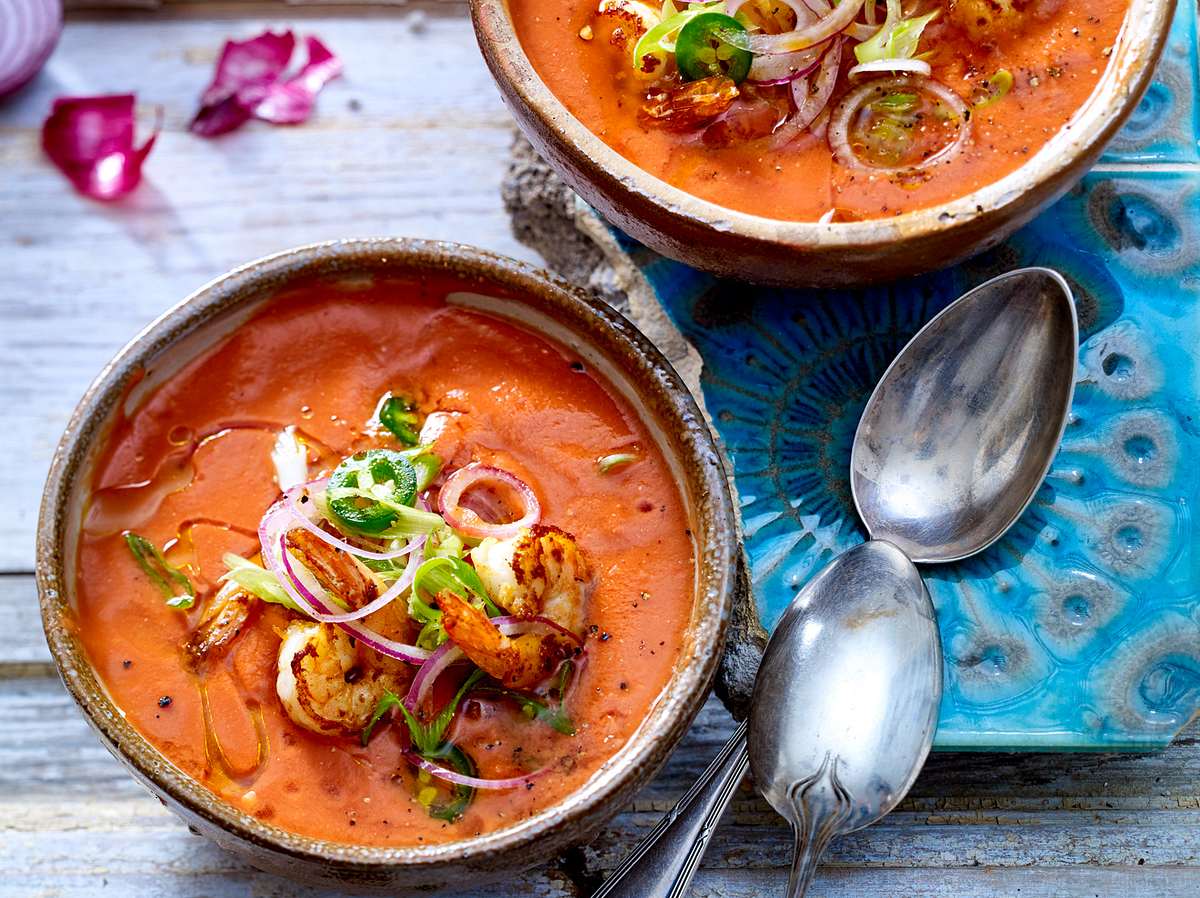 Es muss nicht immer vegan oder vegetarisch sein. Diese kalte Gemüsesuppe besticht durch scharfe Gewürze und leckere Garnelen.