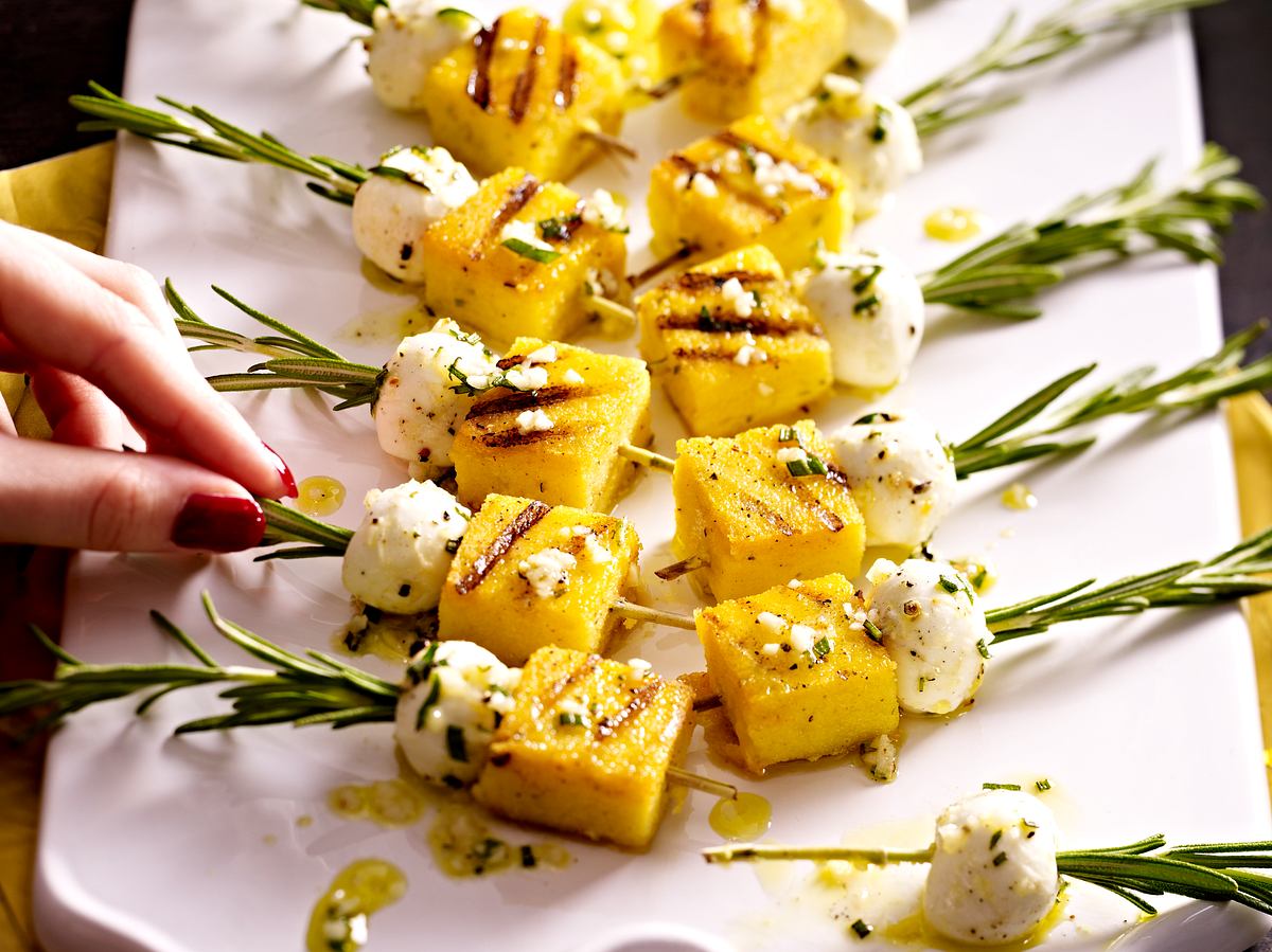 Kaltes Buffet mit Polenta-Rosmarin-Spießen