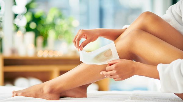 Bein-Waxing mit Kaltwachsstreifen - Foto: iStock / katleho Seisa