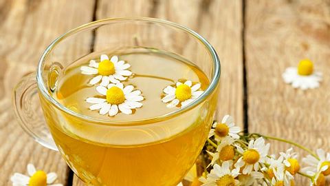 Kamillenblüten machen einen hochwirksamen Kamillentee - Foto: iStock
