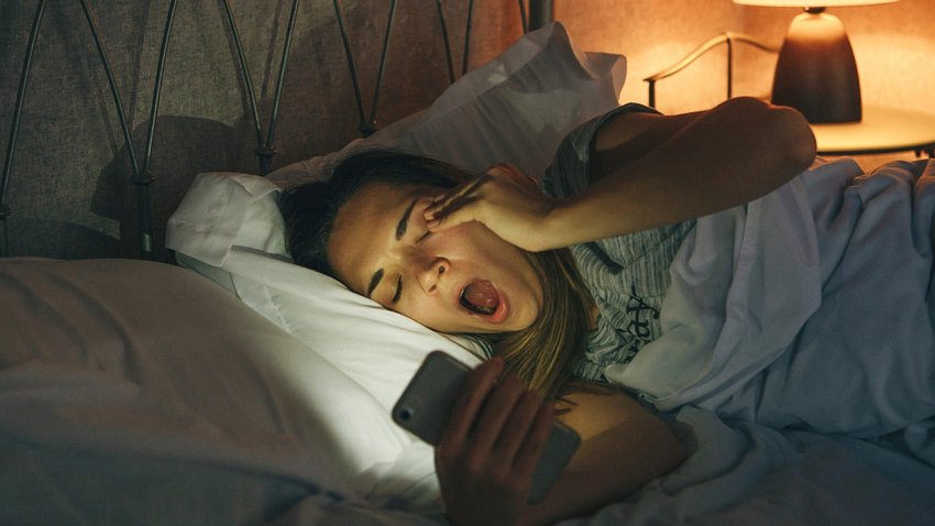 Du kannst nicht schlafen, obwohl du müde bist? Wir haben Tipps bei Einschlafproblemen - Foto: franz12/iStock