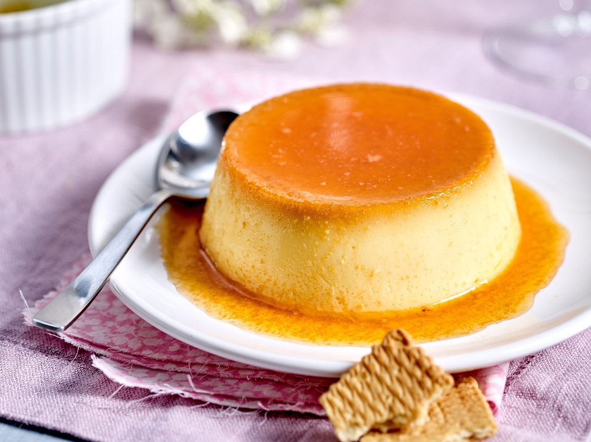 Karamell-Pudding ist das perfekte Angeber-Dessert: himmlisch lecker, optisch top und super einfach gemacht.