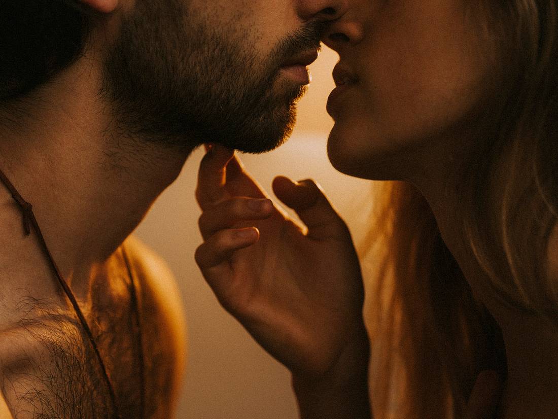 Karezza-Sex Der Sex-Trend Karezza bringt sexuelle Energien ohne Orgasmus zum fließen und ermöglicht eine emotionale Verbindung, die sogar eine Beziehung retten kann.